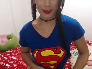 Hübsches Cam Babe fingert ihre feuchte Muschi