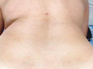 Brünette Kolumbianerin mit geilem Körper und feuchter Muschi fickt ihren Arsch