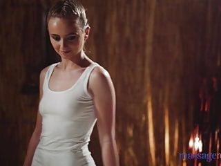 Blonde Masseurin legt ihre Kundin flach