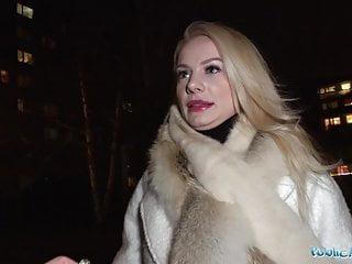 Public Agent - sexy Blondine mit rasierter Pussy