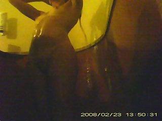 Freund nimmt eine Dusche während der Ferien Teil