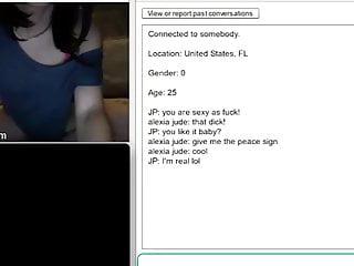 Geile Brünette masturbiert vor der Webcam