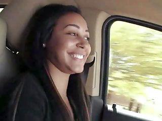 Schüchterne asiatische Teen gibt Blowjob während der Autofahrt