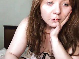 Mollige Nutte streichelt sich die Löcher mit einem Dildo