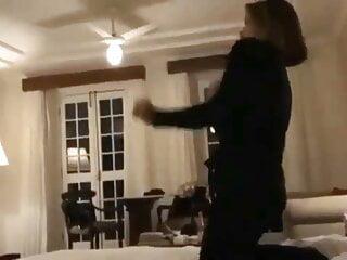 Kostümierter Mann hat ein geiles kanadisches Luder