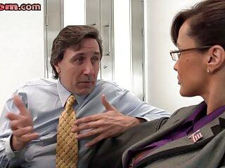 Großartiger Boss spreitzt die Beine für seine Angestellte und lässt sich die Muschi lecken