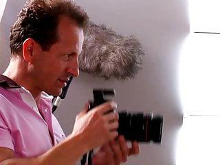 Blondchen fingert sich vor dem Sex die Muschi