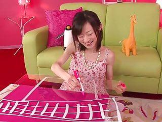 Schönes japanisches Babe schiebt sich den Dildo in die enge Muschi