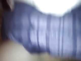 Süsses Schulmädchen will es in der Toilette