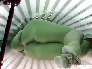 Brünette Teenagerin zeigt ihre rasierte Muschi im Solarium