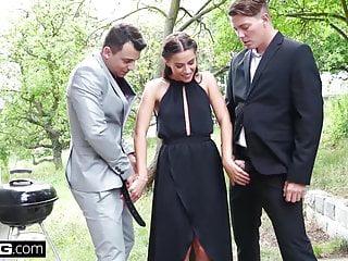 Eveline dellai bläst und fickt zwei Schwänze