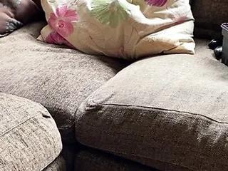 Die geile Mutter meines Kumpels wichst sich zuhause die geile Möse - Milf beim Selbstbefriedigen