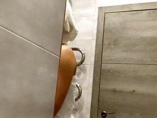 Babe Rita Fox masturbiert in der Dusche