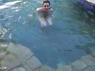 Emma Evins im Badeanzug und haariger Mösensaft