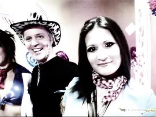 Zwei geile Tussis spielen mit zwei Schwänzen