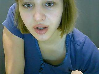 Schwangere Frau rasiert sich die Möse