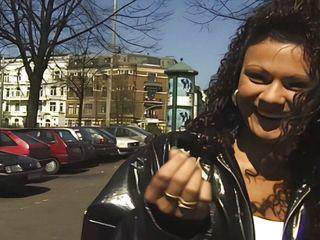 Junge Latina auf der Casting Couch und Dildo