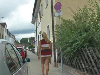 Deutsche Milf reitet massiven Schwanz bis er abspritzt